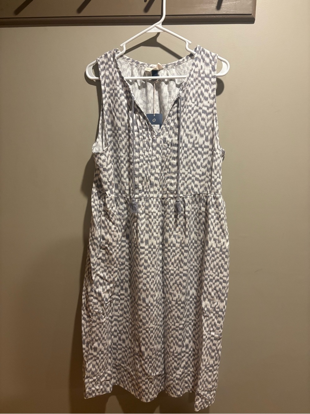 Universal Thread Light Gray & White Patterned Top